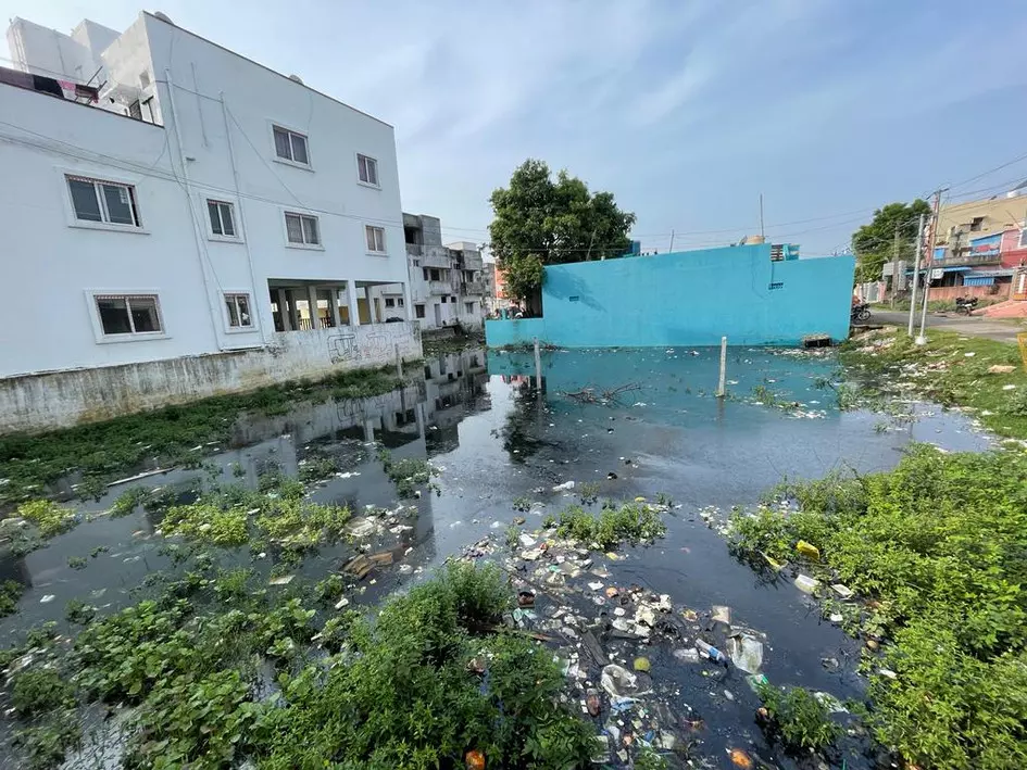 Sewage water mixes with SWD works in Choolaimedu