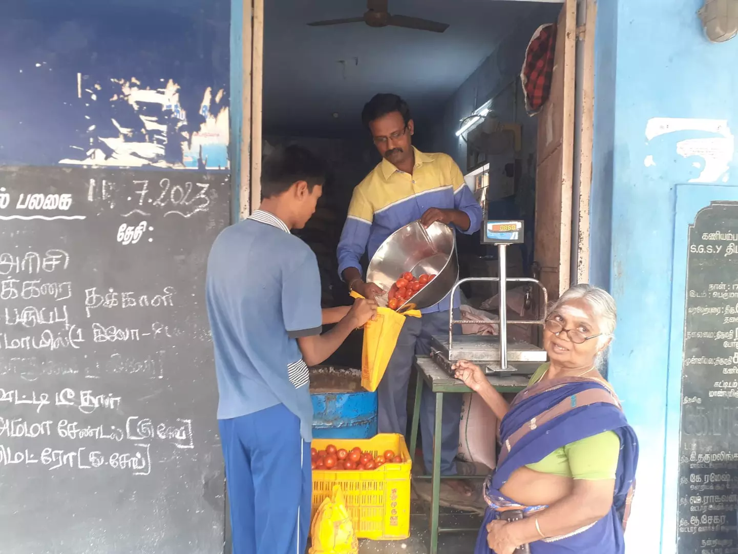 Rise in AP loads fail to tame tomato price
