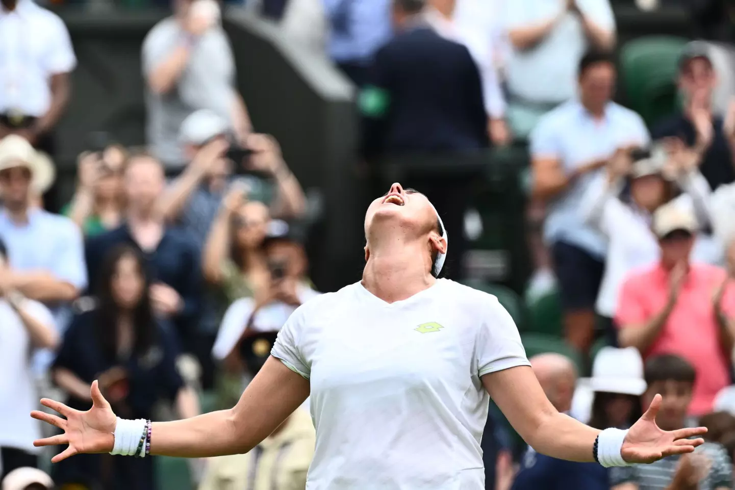 Jabeur sends defending champ Rybakina packing