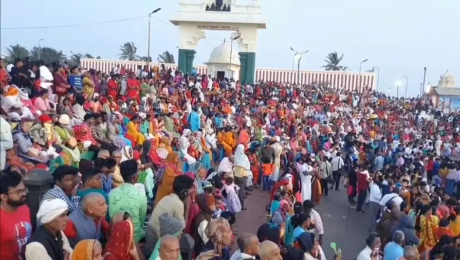 Tourists throng Kumari during long holiday weekend