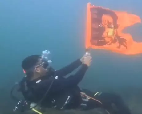 Scuba diver’s underwater stunt shared with false spin Scuba diver’s underwater stunt shared with false spin