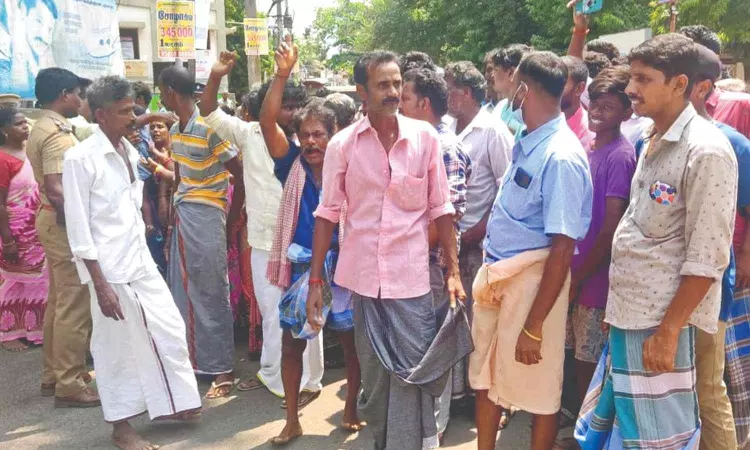 Police informer killed in Kumbakonam; kin protest Police informer killed in Kumbakonam; kin protest