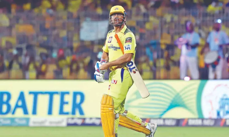 Dhoni turns trash into treasure, says Hayden