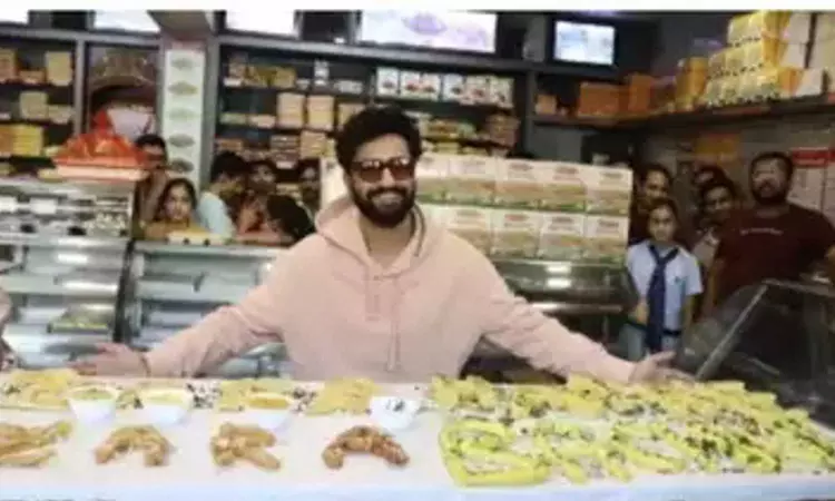 Vicky Kaushal binges on Gujarati snacks during Zara Hatke Zara Bachke promotions