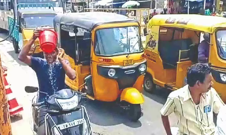 Erode youth fined for bathing on bike at traffic signal