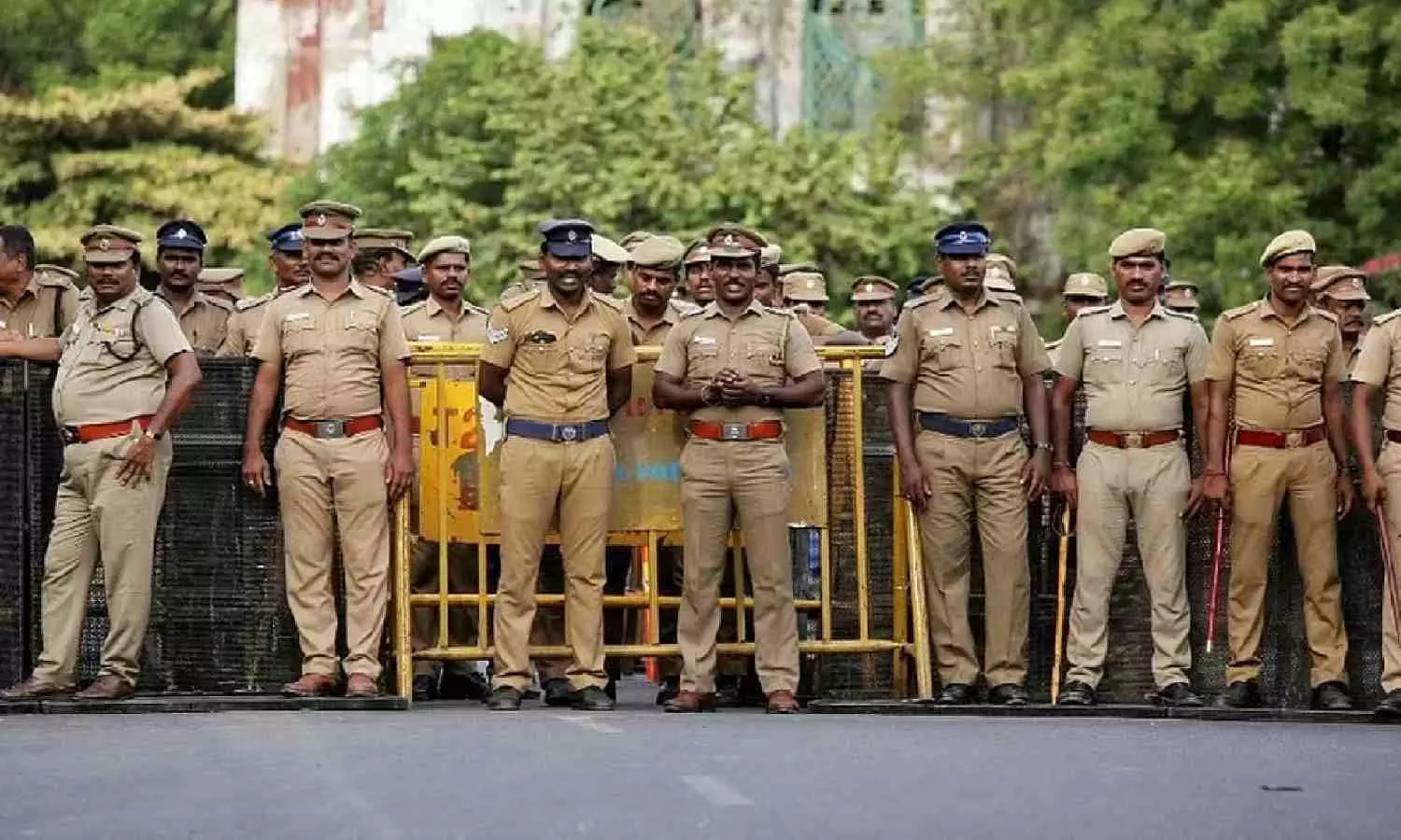 Vehicle Interceptor System to catch traffic violations on the move