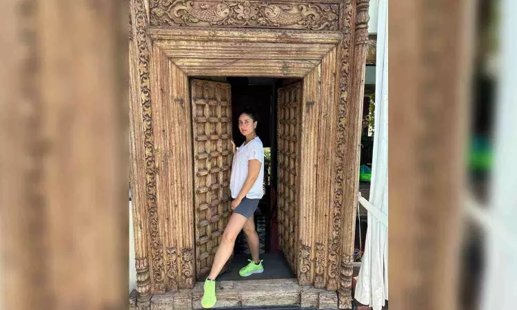 Kareena Kapoor poses for husband Saif Ali Khan