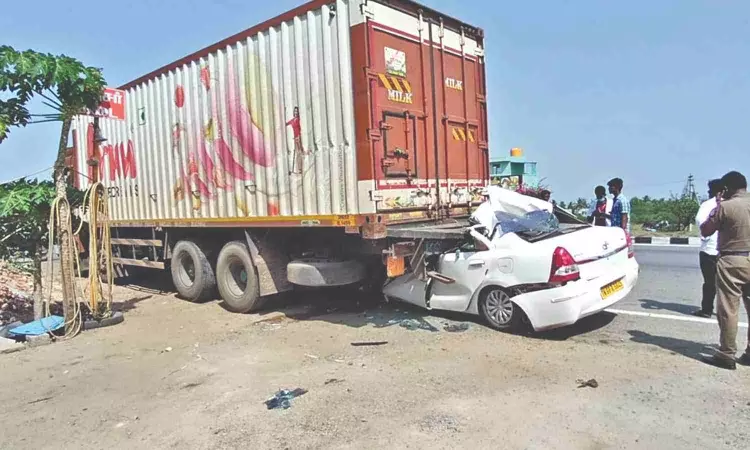 Three killed, as many injured in mishap near Walajahpet Three killed, as many injured in mishap near Walajahpet