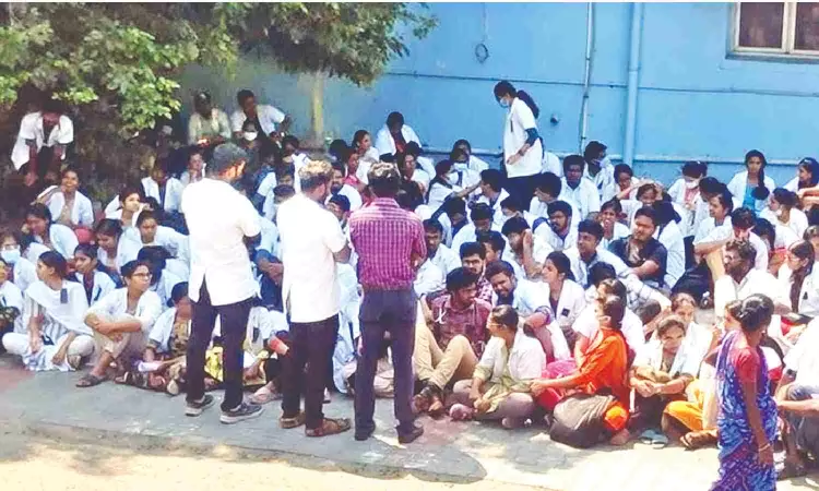Trainee docs at Chengalpattu GH protest against senior professor Trainee docs at Chengalpattu GH protest against senior professor