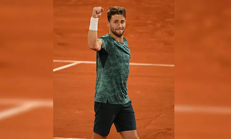 French Open: Casper Ruud battles past Giulio Zeppieri to enter R3