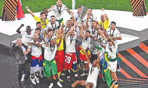 Sevilla pips Roma on penalties, wins Europa League crown