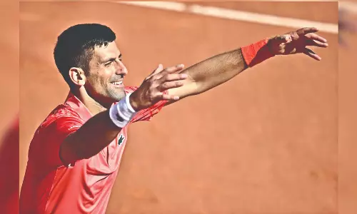 Djokovic storms into quarters