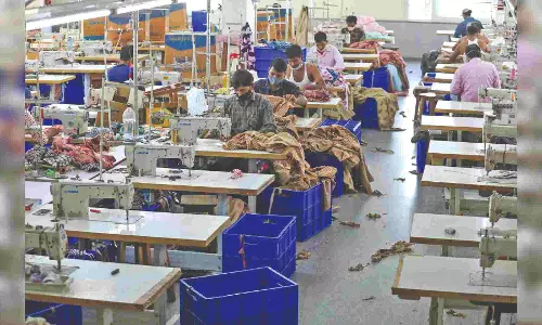 Services biz output up at 2nd-fastest pace in close to 13 yrs in May