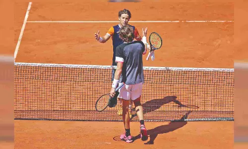 Ruud roars, Jabeur races into quarter-finals