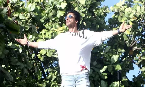 Watch: SRK greets fans outside Mannat, grooves to Jhoome Jo Pathaan