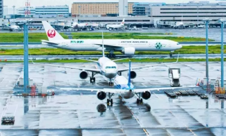 2 passenger planes collide at Tokyo airport