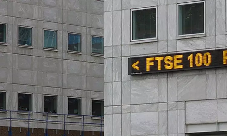 London stocks gain on chemicals boost, cbank rate decisions in focus