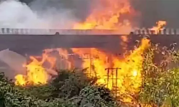 4 dead, 3 injured after tanker explodes on Pune-Mumbai Expressway