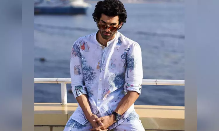 Aditya Roy kick-starts shooting for Anurag Basus Metro...In Dino