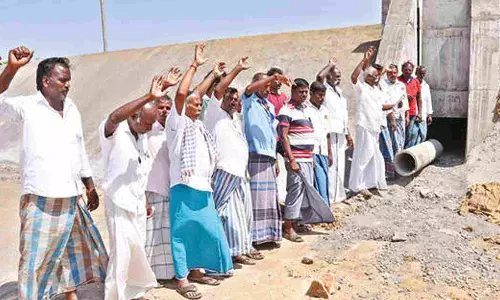 Thanjai farmers protest shoddy repair works on GA sub canal