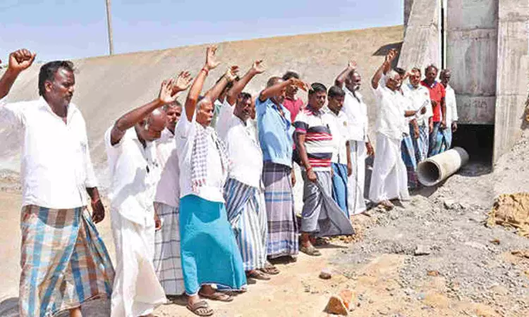 Thanjai farmers protest shoddy repair works on GA sub canal