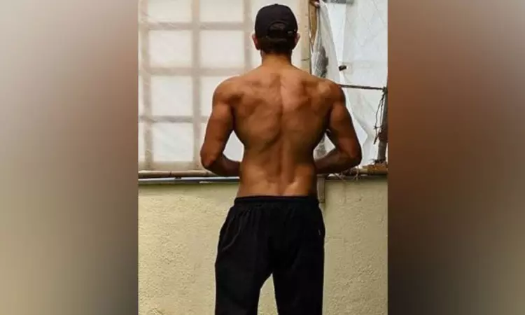 Hrithik sheds major fitness goals, flaunts ripped back in new shirtless pic Hrithik sheds major fitness goals, flaunts ripped back in new shirtless pic
