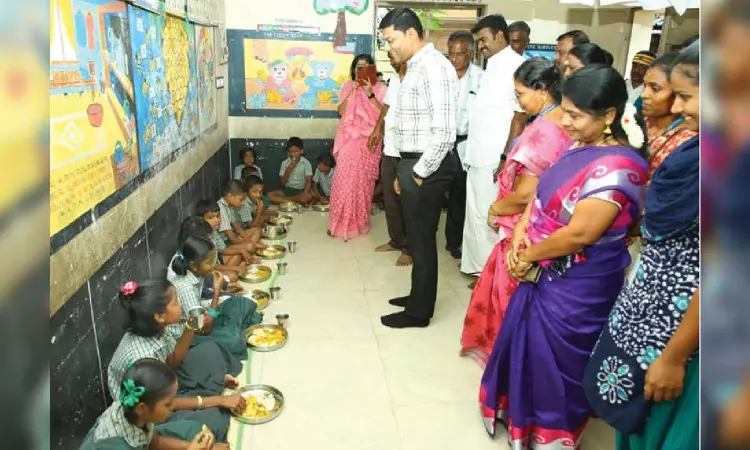 CM breakfast scheme: Madurai Corpn Commissioner interacts with students CM breakfast scheme: Madurai Corpn Commissioner interacts with students