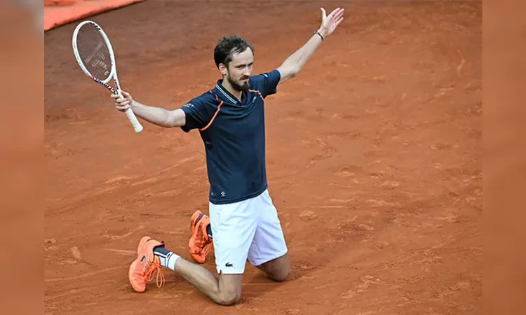 Halle Open: Daniil Medvedev beats Marcos Giron to reach 2nd round