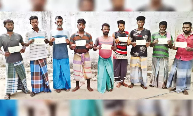 SL Navy rescues nine Tamil Nadu fishermen SL Navy rescues nine Tamil Nadu fishermen