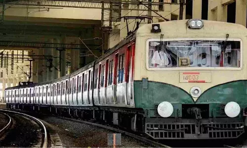 Man snatches gold chain in local train; jumps and escapes