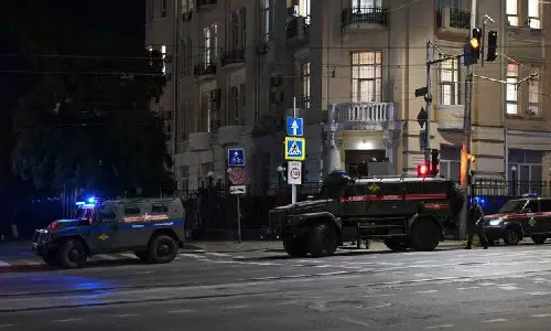 Russian helicopters battle rebel mercenaries rolling towards Moscow