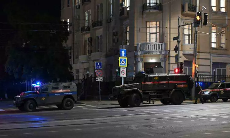 Russian helicopters battle rebel mercenaries rolling towards Moscow