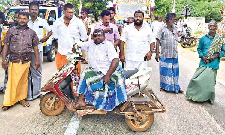 Residents protest against Tangedco for unscheduled power cuts in Thanjavur Residents protest against Tangedco for unscheduled power cuts in Thanjavur