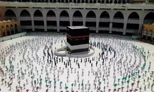 Hajj pilgrims perform final rituals in Mecca before heading to Mina