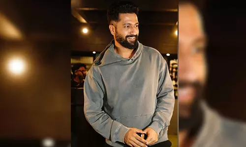 Vicky Kaushal flaunts his full-grown thick beard in carfie
