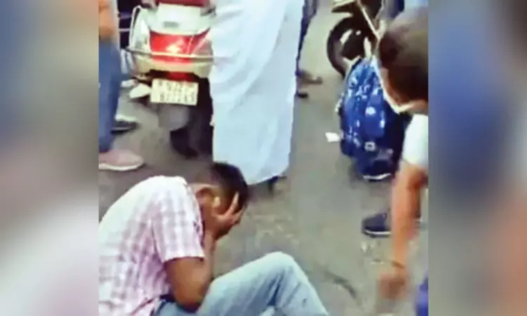 Girls beat up abuser, incident given communal tint Girls beat up abuser, incident given communal tint