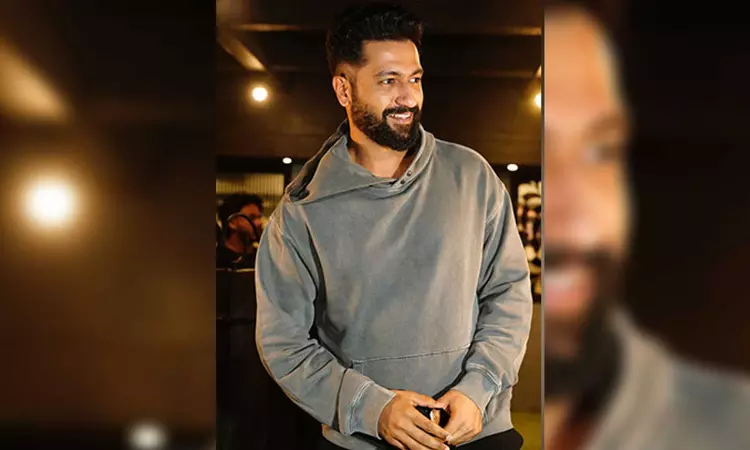 Vicky Kaushal flaunts his full-grown thick beard in carfie