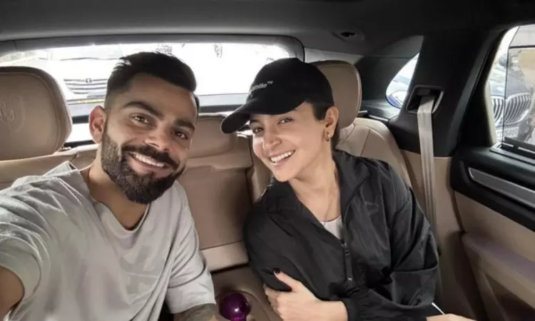 Anushka poses with Virat Kohli as they enjway vacation in London