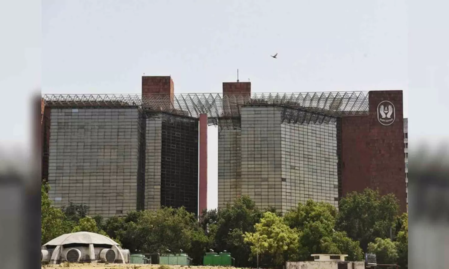 LIC offloads shares in India Cement