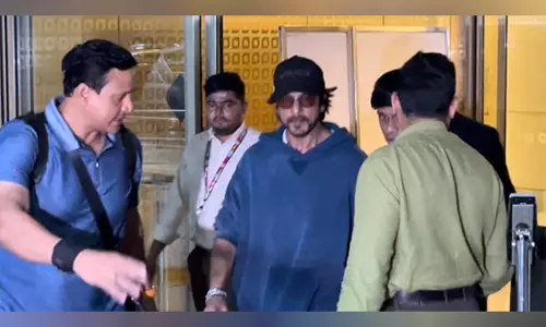 SRK spotted at Mumbai airport amid rumours of accident in US SRK spotted at Mumbai airport amid rumours of accident in US