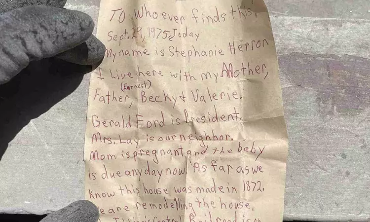 Man finds hidden handwritten note from 1975, tracks down woman who wrote it Man finds hidden handwritten note from 1975, tracks down woman who wrote it