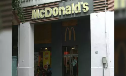 Burger lovers understand why tomato slices are missing!