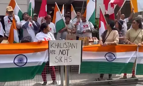 Canada: Indian community waves Tricolour outside consulate countering pro-Khalistani protesters