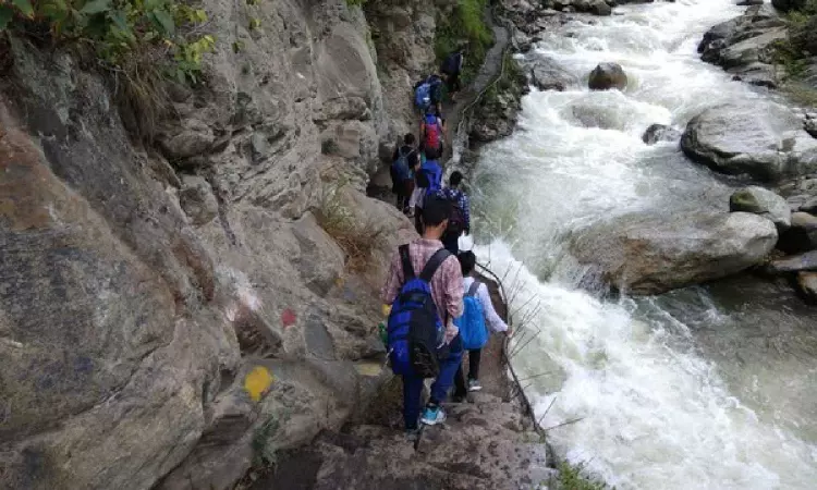 Shrikhand Mahadev Yatra suspended for 2 days; 1 pilgrim dead, 2 missing