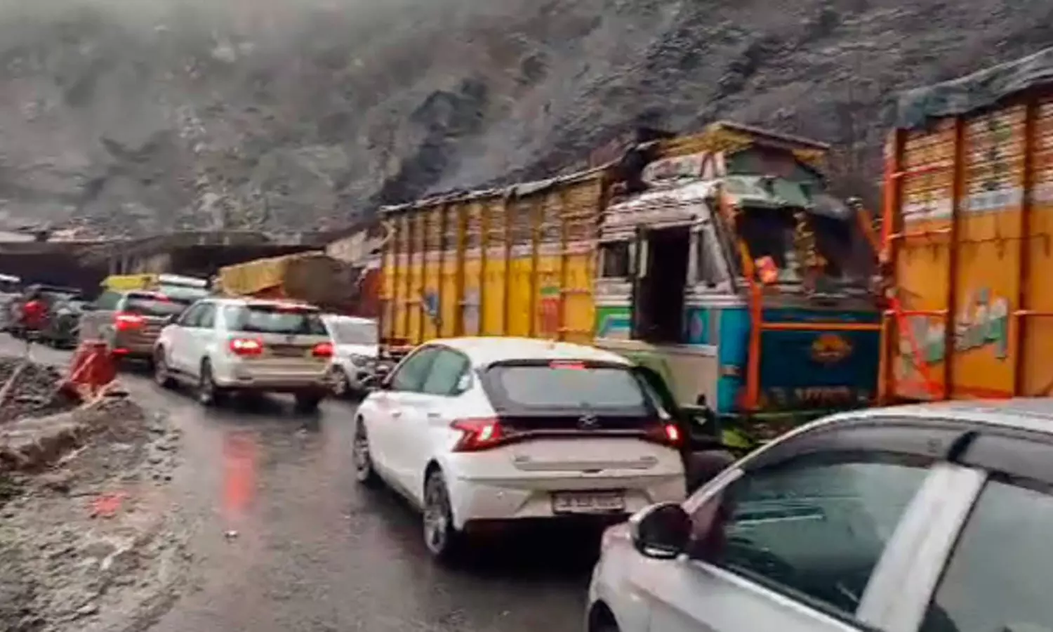 Jammu-Srinagar NH closed for 3rd consecutive day; restoration work in progress