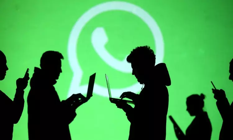 WhatsApp widely rolling out translucent bars on iOS