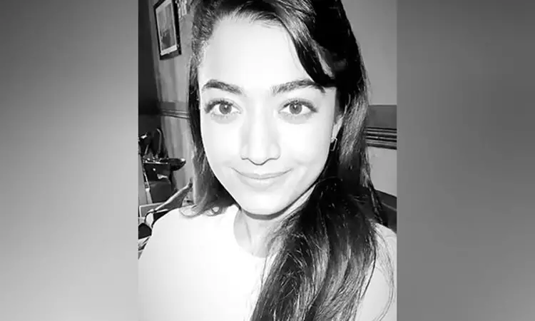 This is what Rashmika Mandanna do in-between takes