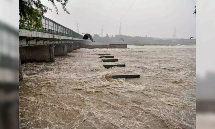 Delhi: Orange alert sounded as Yamuna flows above danger mark