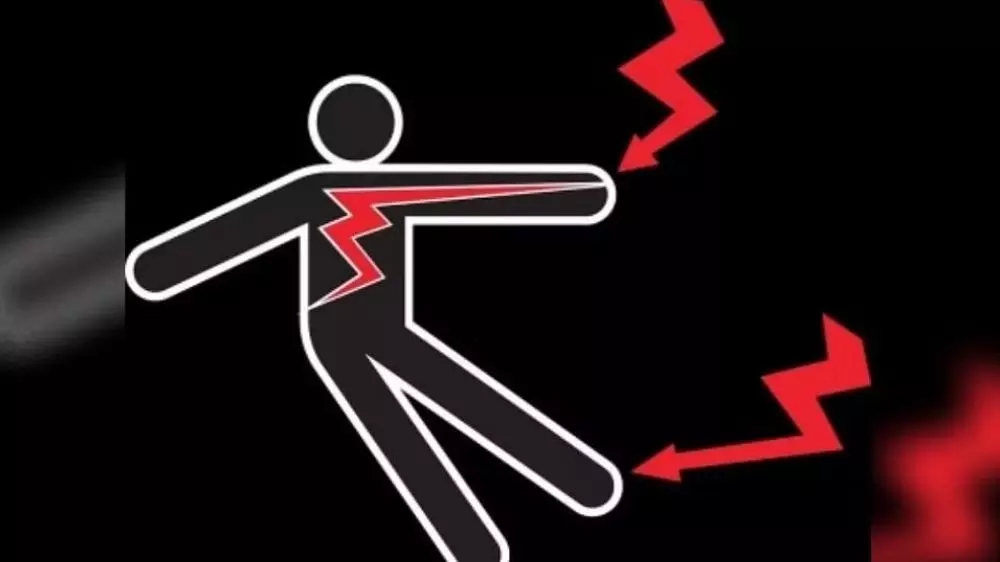 Schoolboy electrocuted after touching electric lamp post near Minjur Schoolboy electrocuted after touching electric lamp post near Minjur