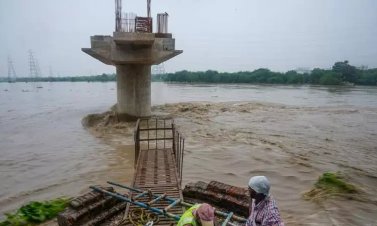 Yamuna water level drops to 206.02 m, situation yet to improve Yamuna water level drops to 206.02 m, situation yet to improve